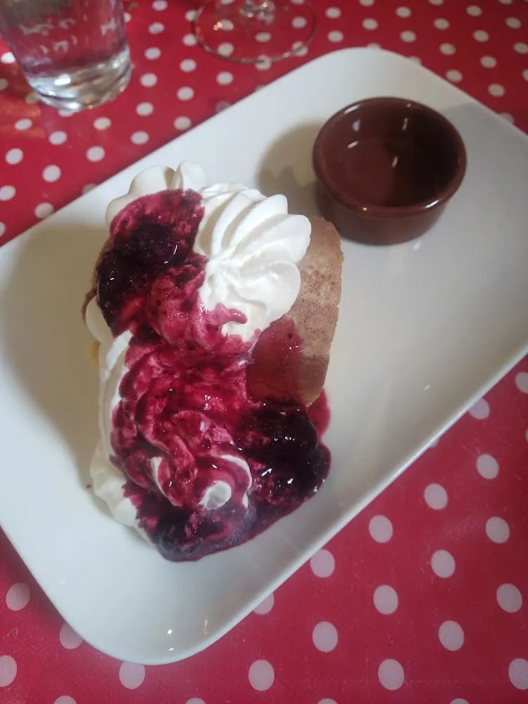 Savarin Sur Coulis de Fruits Rouge Chantilly Et Rhum